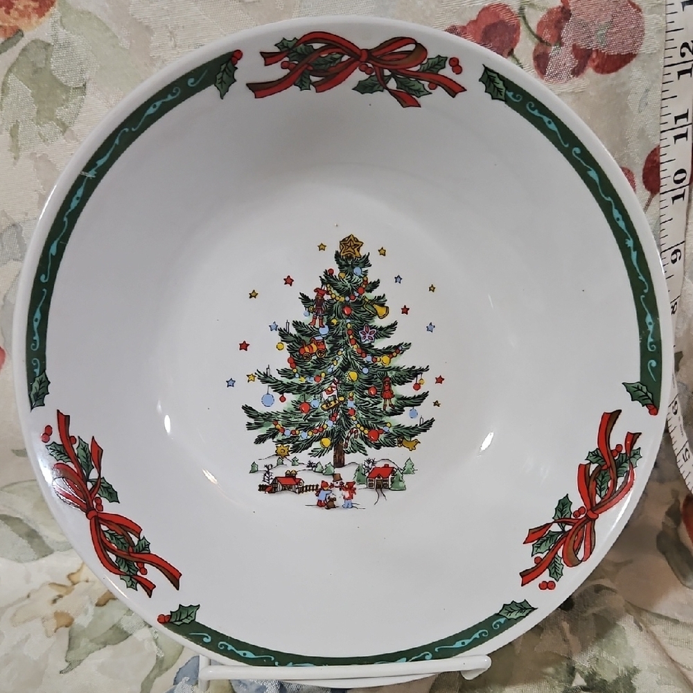 Vintage "Christmas in the Park" 9-inch Rimmed Round Vegetable Serving Bowl-China